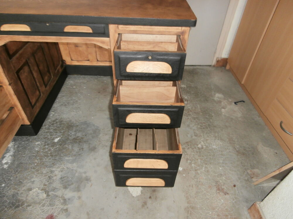 Tr&egrave;s beau Bureau Ann&eacute;e 50 bois massif "relook&eacute;" Meubles