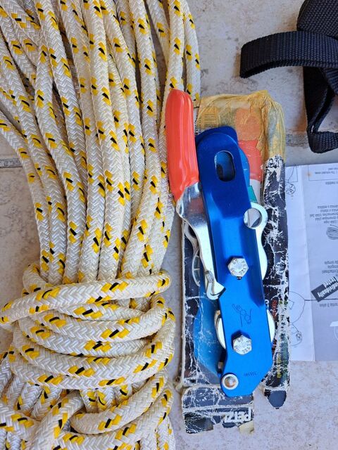 Système d'ascension autonome pour l'alpinisme et le nautisme 500 Agde (34)