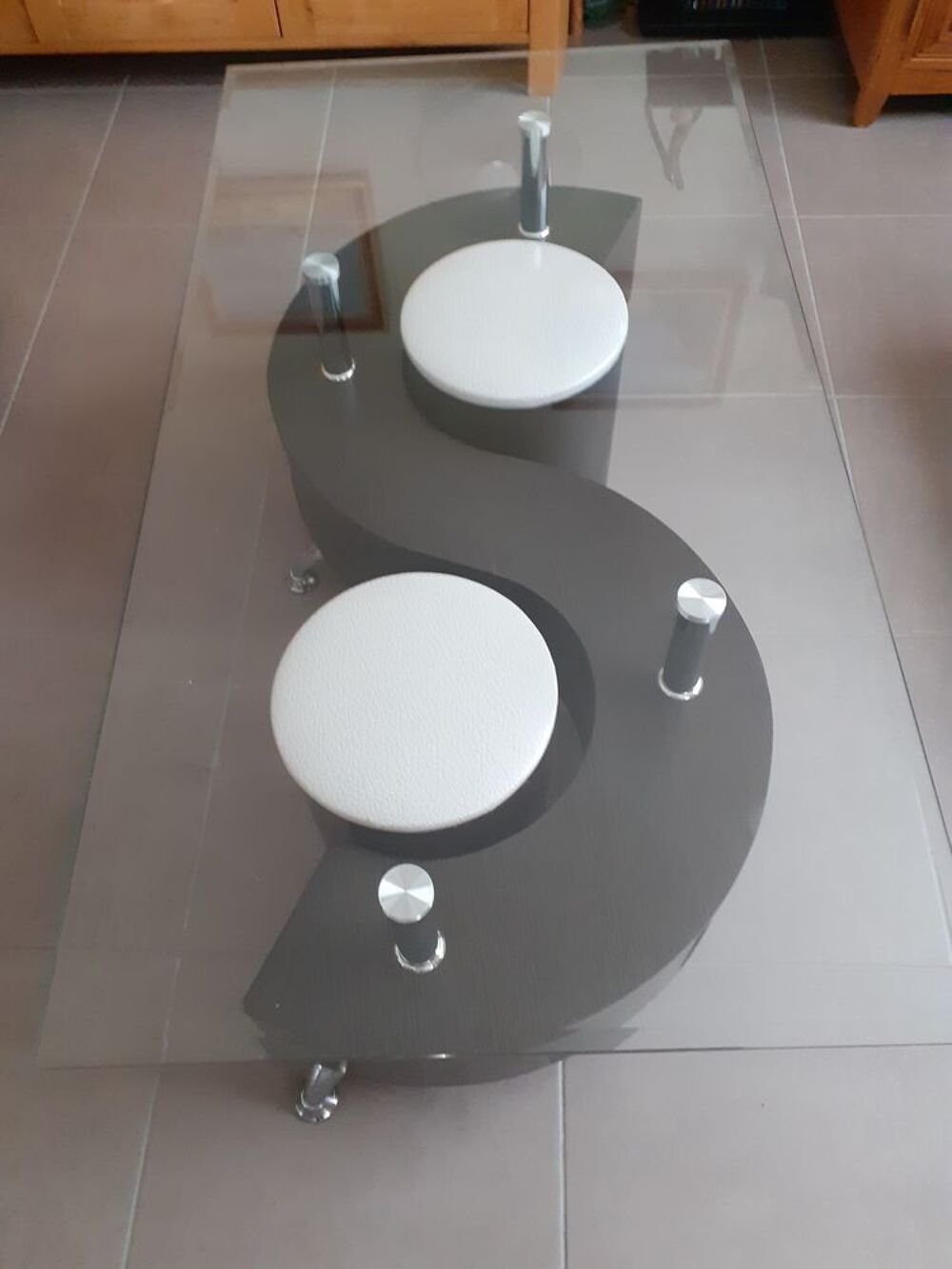 Table de salon en verre avec 2 poufs Meubles