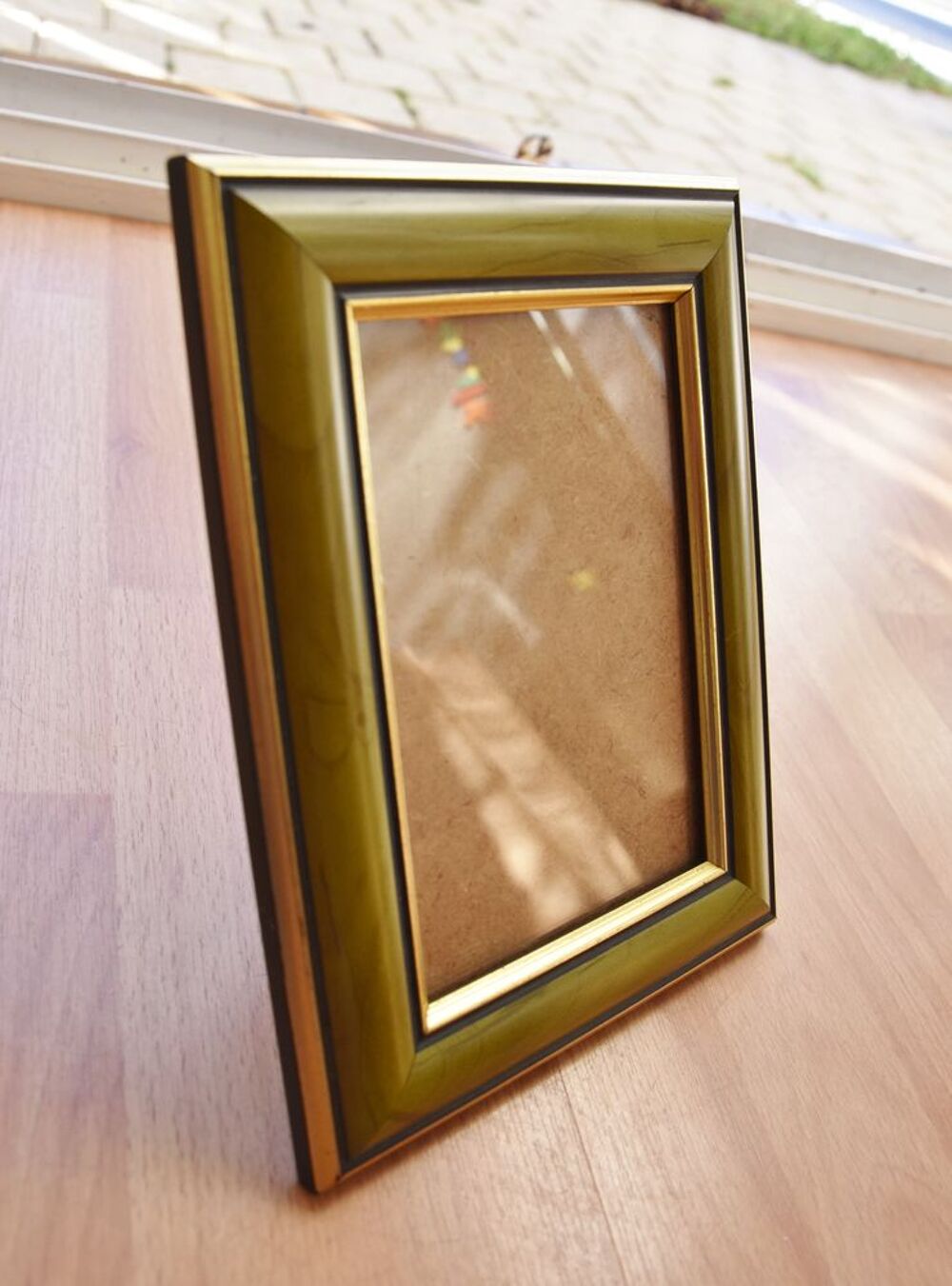 Cadre photo bois et verre. 20 cm x 15.5 cm. Tr&egrave;s bon &eacute;tat. Décoration