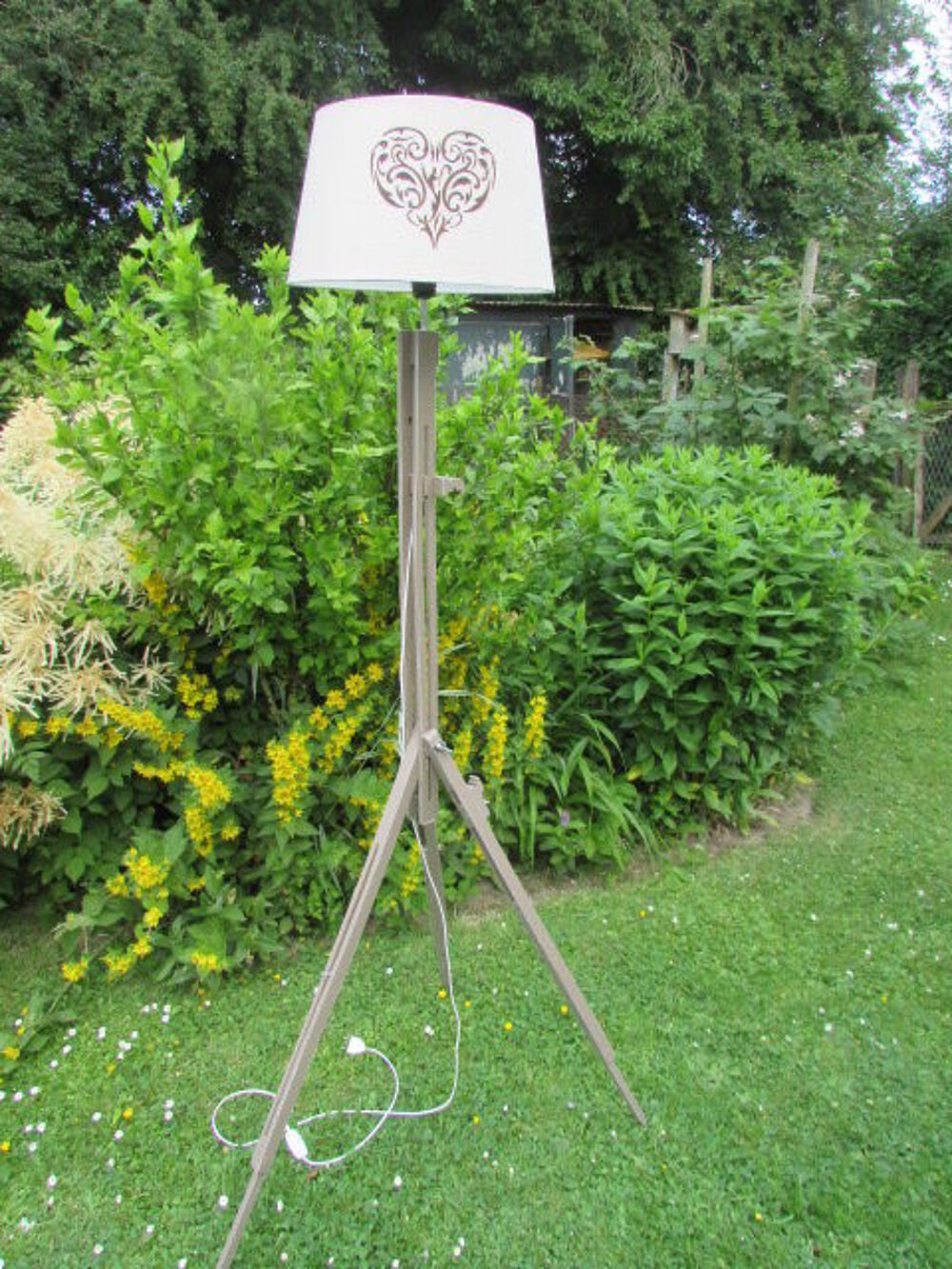 Lampe tr&egrave;pier. Meubles