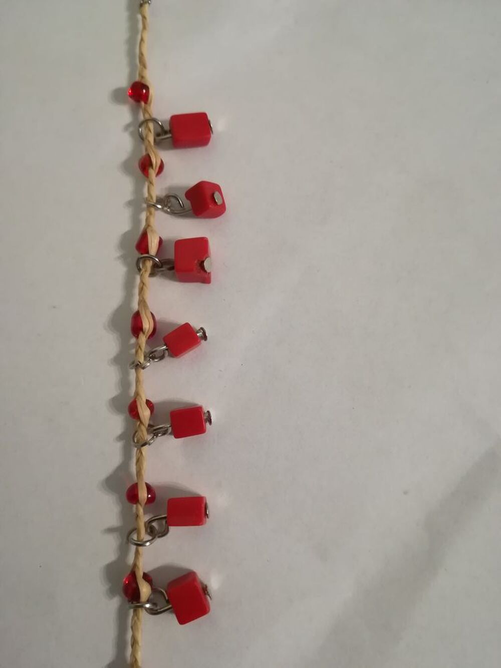 BRACELET FANTAISIE avec petits cubes orange
Bijoux et montres