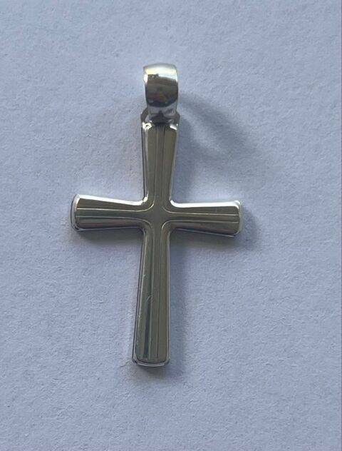 Croix chr�tienne or blanc 18k  330 Saint-Ch�ly-d'Apcher (48)