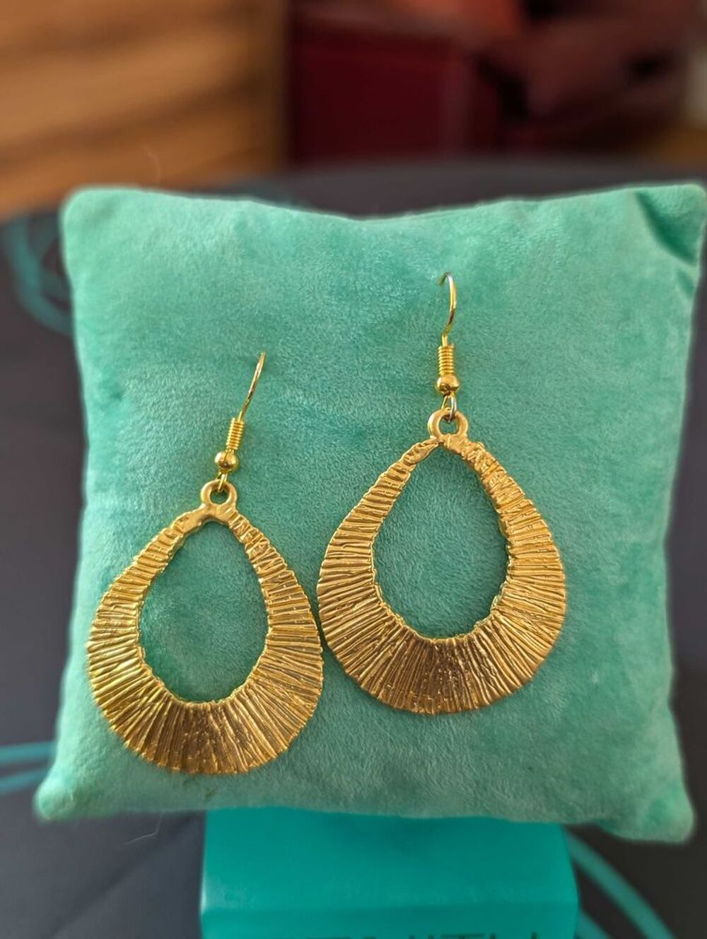 Magnifiques boucles d'oreilles fait main en cuivre tremp&eacute;es dans l'or Bijoux et montres