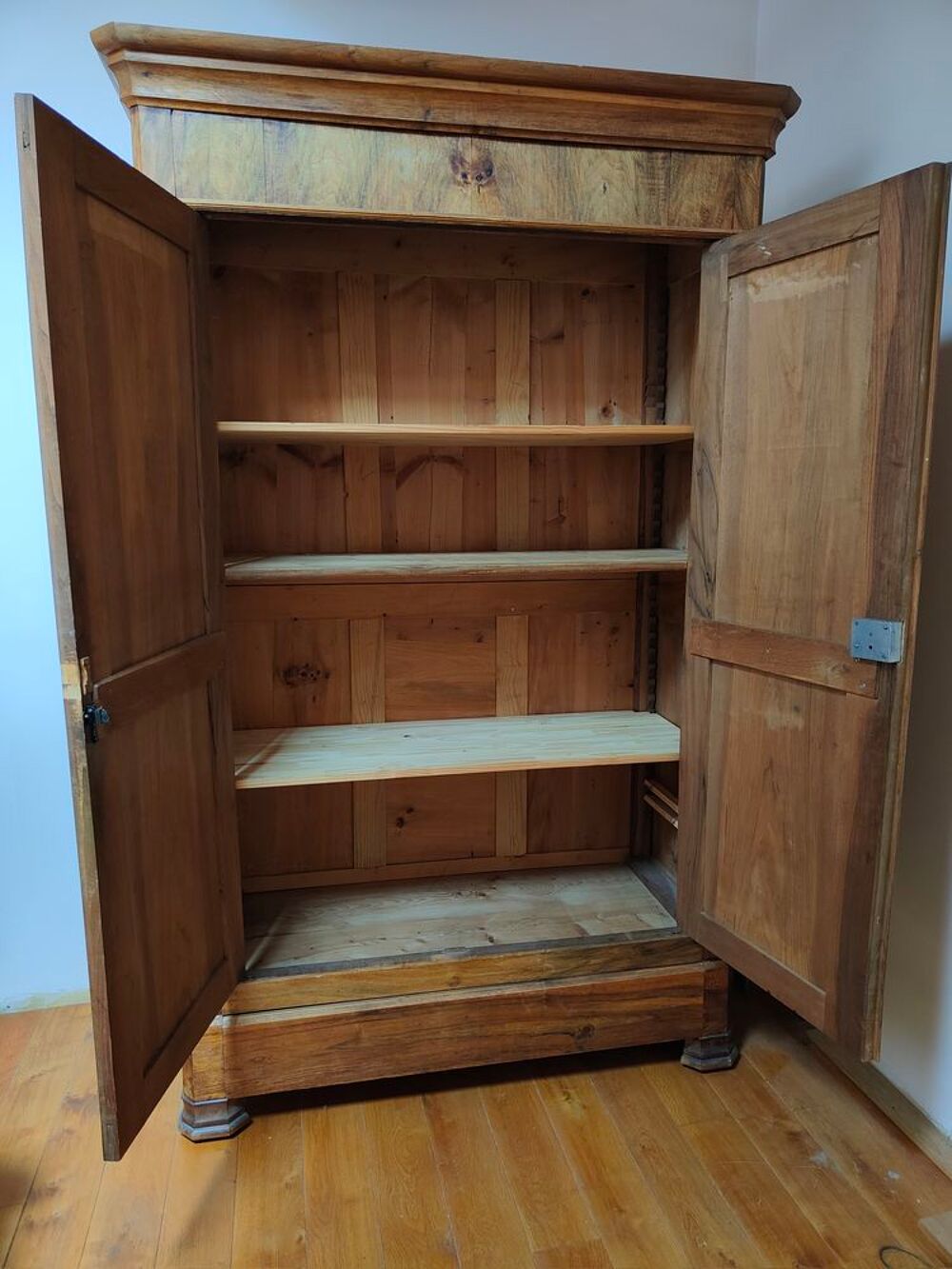 Armoire ancienne en noyer d&eacute;montable. Meubles