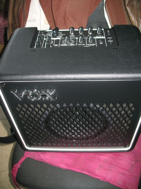 echange ampli vox go50 avec fooutswitch 370 Marcoussis (91)