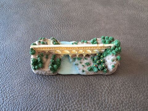 reproduction d�taill�e et peinte en r�sine du pont du Gard 
5 Carnon Plage (34)