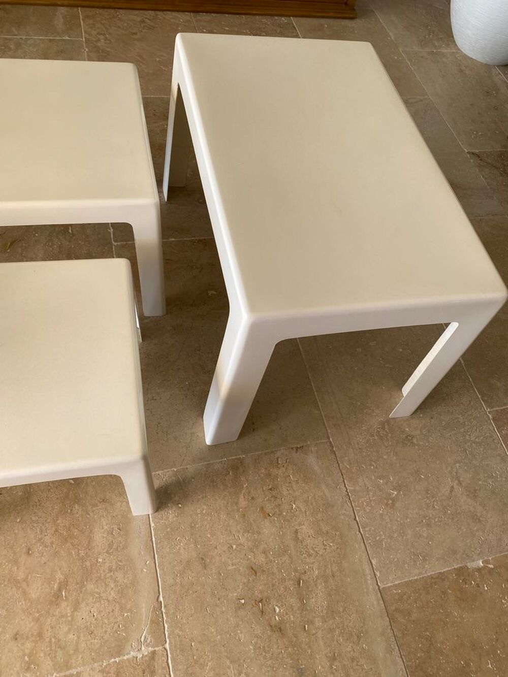 Lot de 4 tables basses design vintage ann&eacute;es 70 en fibre de verre blanc cass&eacute; Meubles