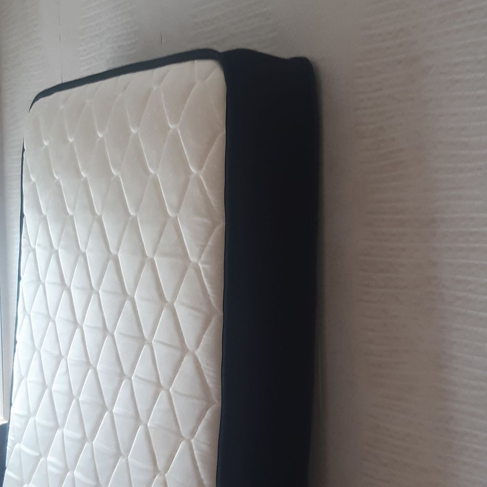 buffer,table a manger ,salon avec table ,2 matelas Meubles