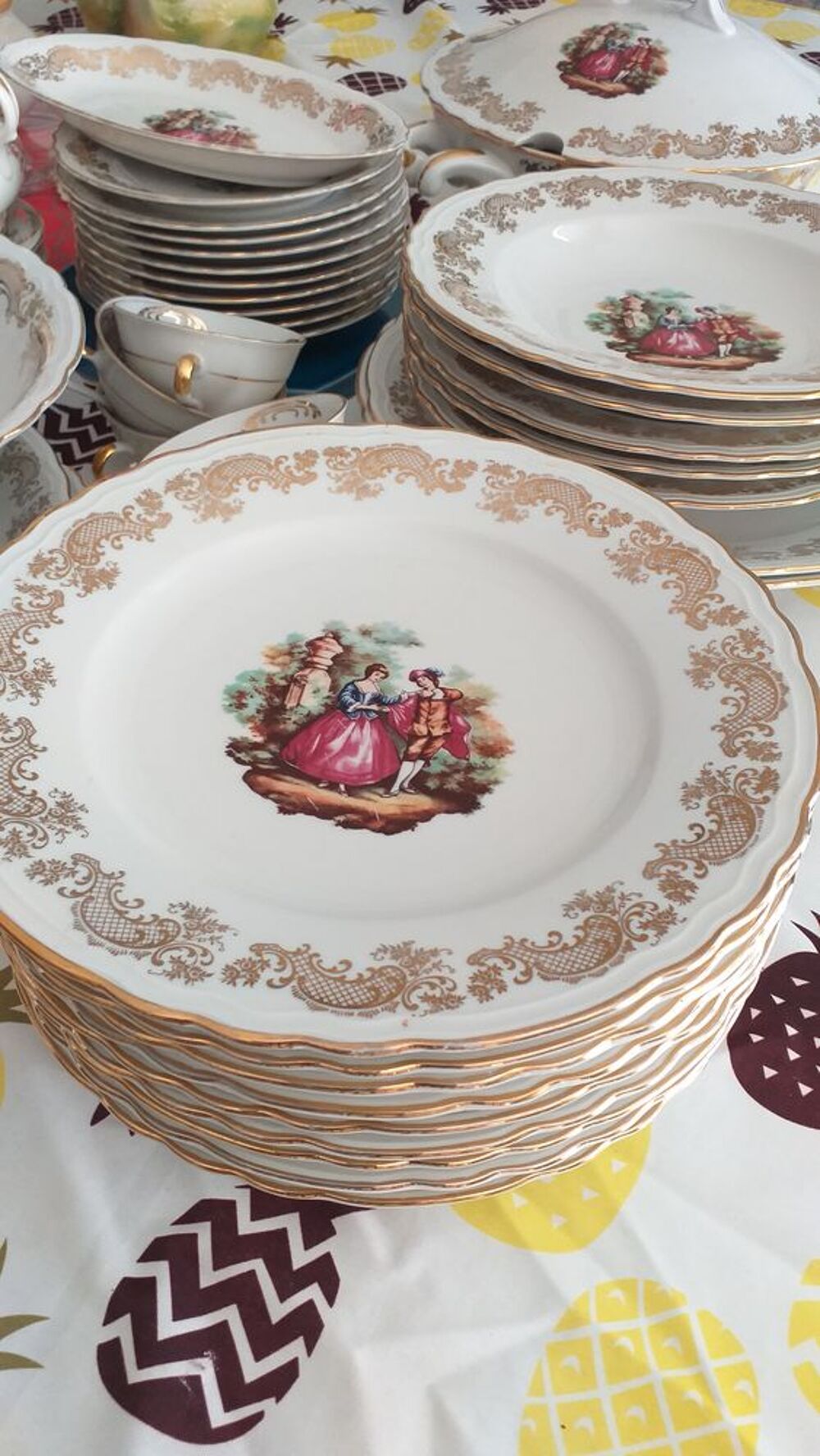 Magnifique service de table en porcelaine de luxe 