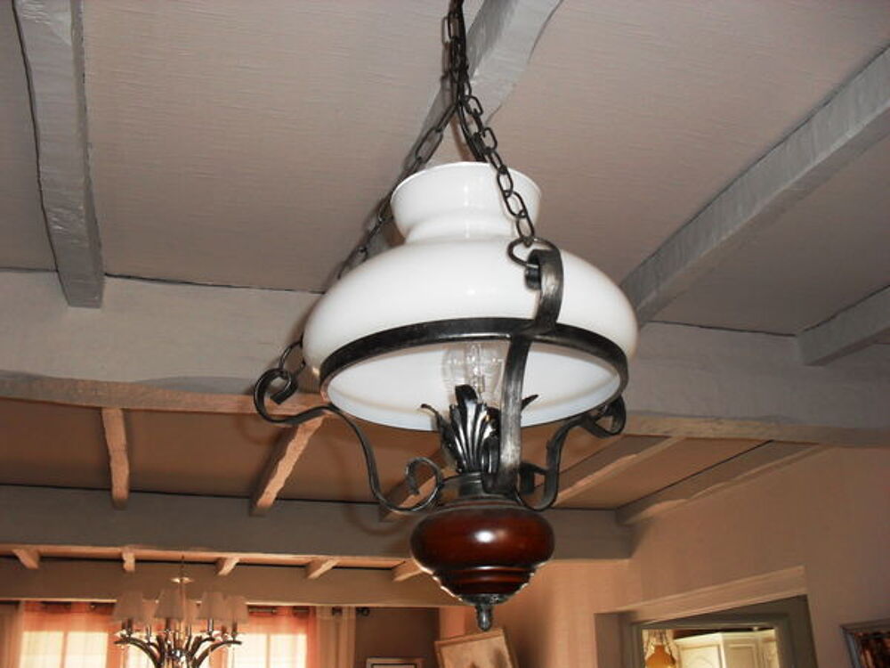 lustre fer forge vieilli et bois ,abat jour porcelaine blanc Décoration