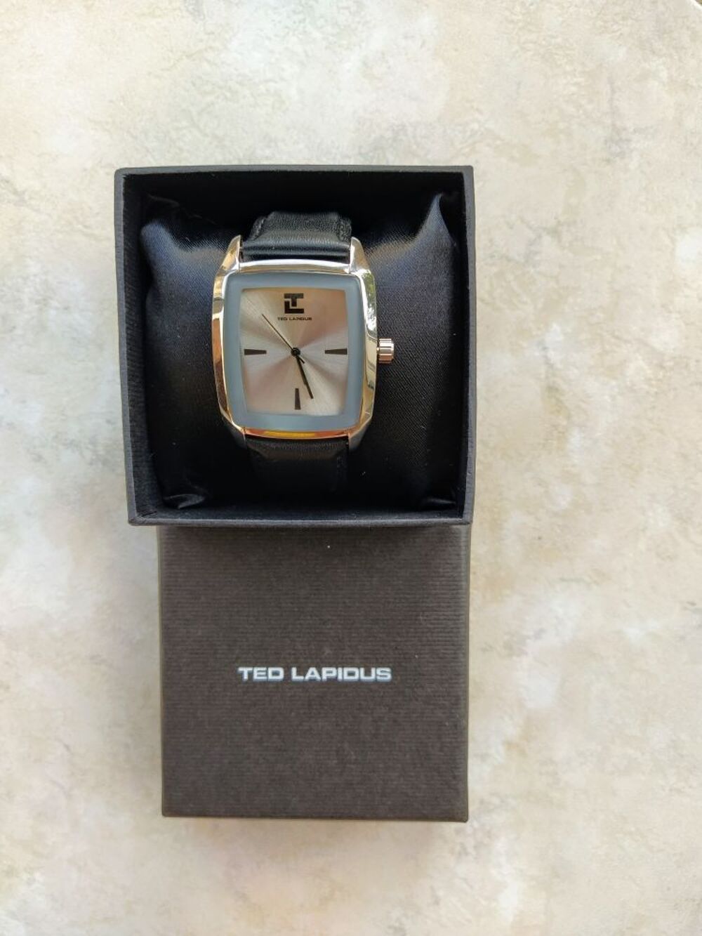 Montre homme Ted Lapidus.
TL 5117702 avec pile neuve.
Style classique, Quartz.
Bracelet en cuir marron fonc&eacute;. Bijoux et montres
