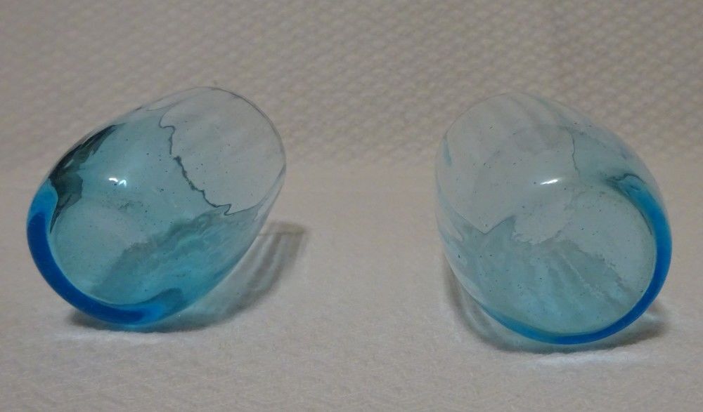 Verre ancien bleu de forme tonneau Décoration