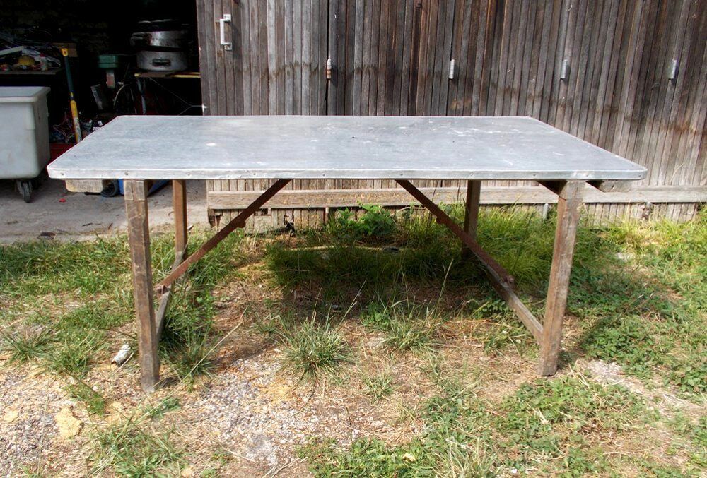 Table en bois plateau en aluminium (ancienne) atypique Meubles
