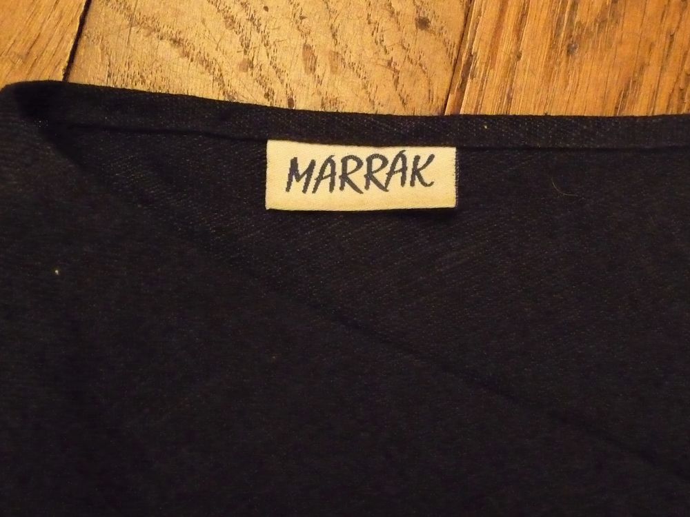 Top/ Blouse Noir &agrave; Manches Courtes et Petites Fentes- Marrak Vêtements