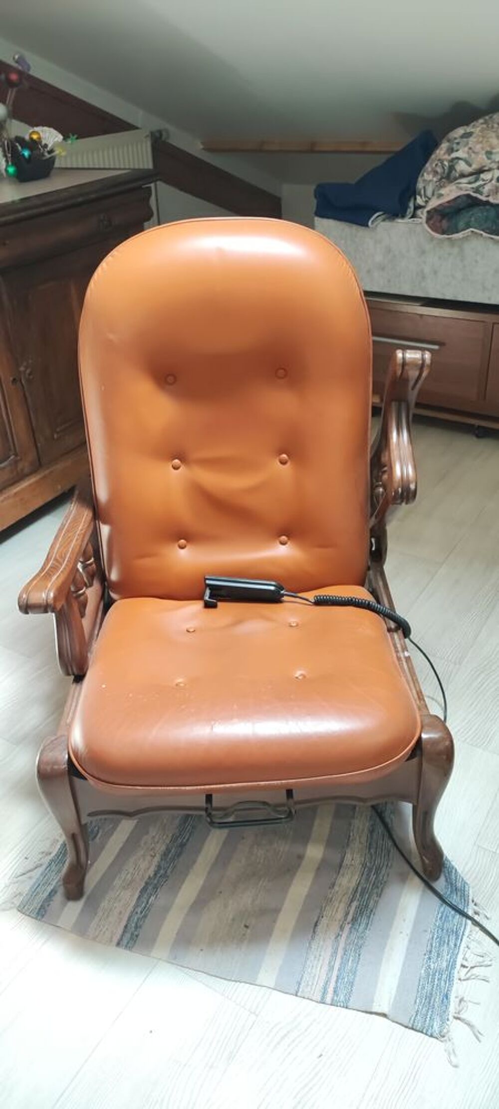 Fauteuil relax &eacute;lectrique en cuir et bois avec repose pieds Meubles
