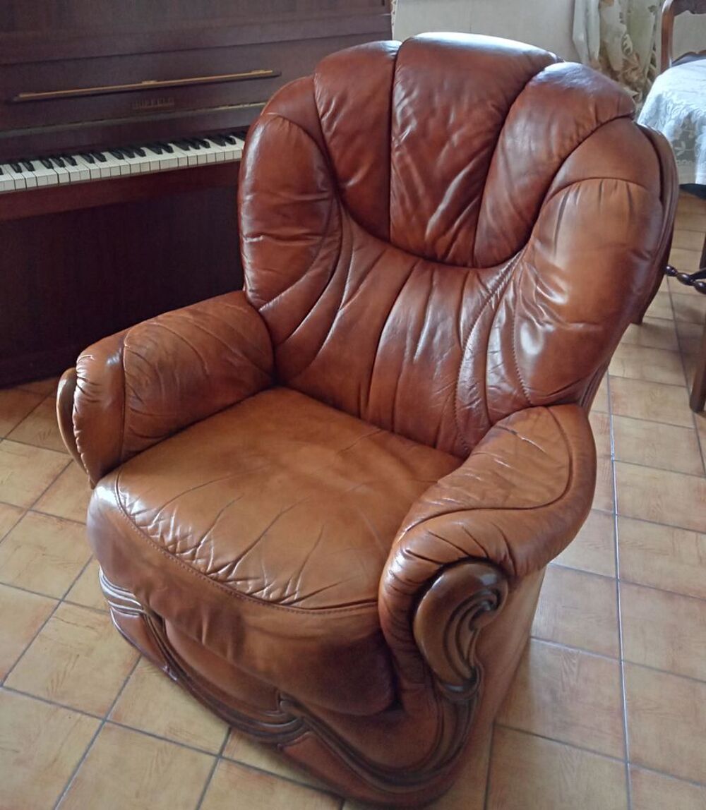Lot canap&eacute; et 2 fauteuils assortis cuir marron et bois
Meubles