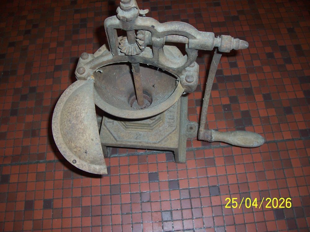 tr&egrave;s ancien moulin a caf&eacute; de comptoir Décoration