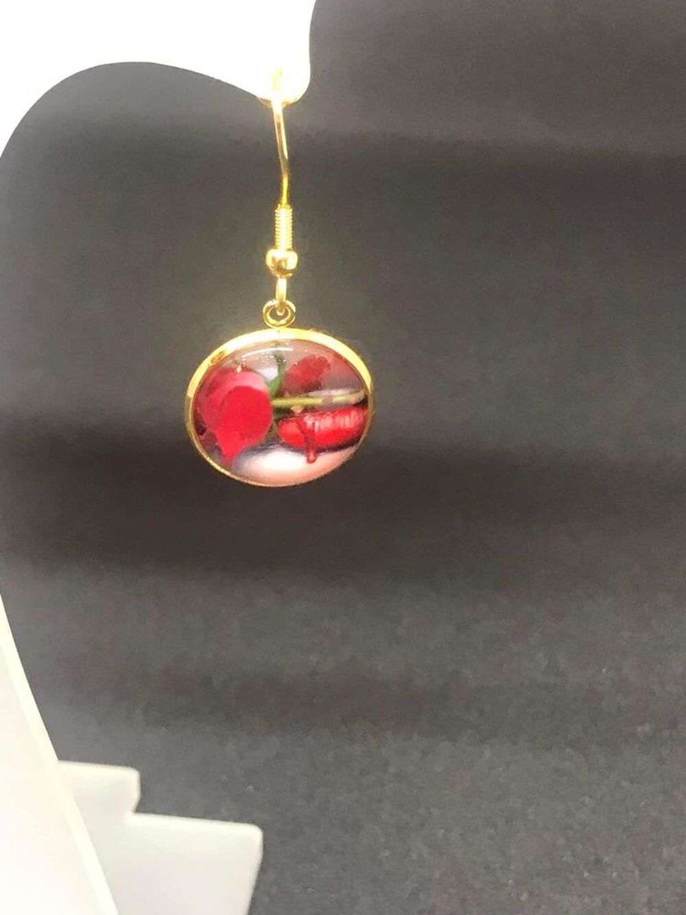 boucles d?oreilles fantaisie rose entre les dents Bijoux et montres