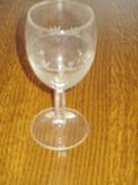 Un verre avec sur le milieu motif liser� et �pis en cristal 0 M�rignies (59)