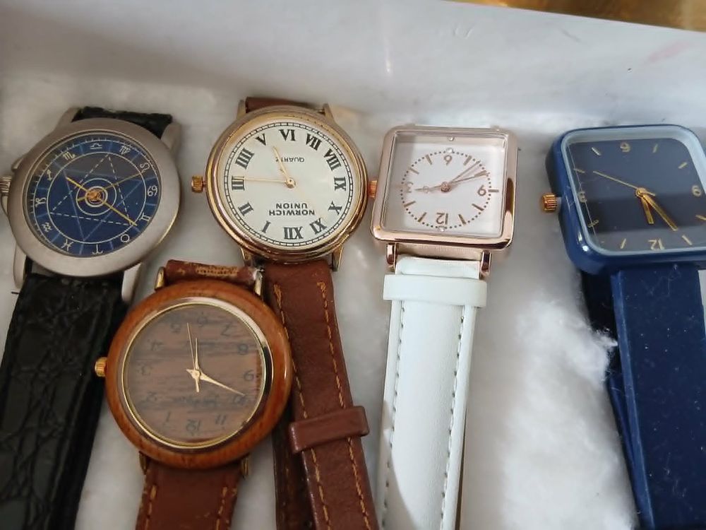  Lot de 20 montres styl&eacute;es diff&eacute;rentes, boite dor&eacute;e N&deg;1469 Bijoux et montres