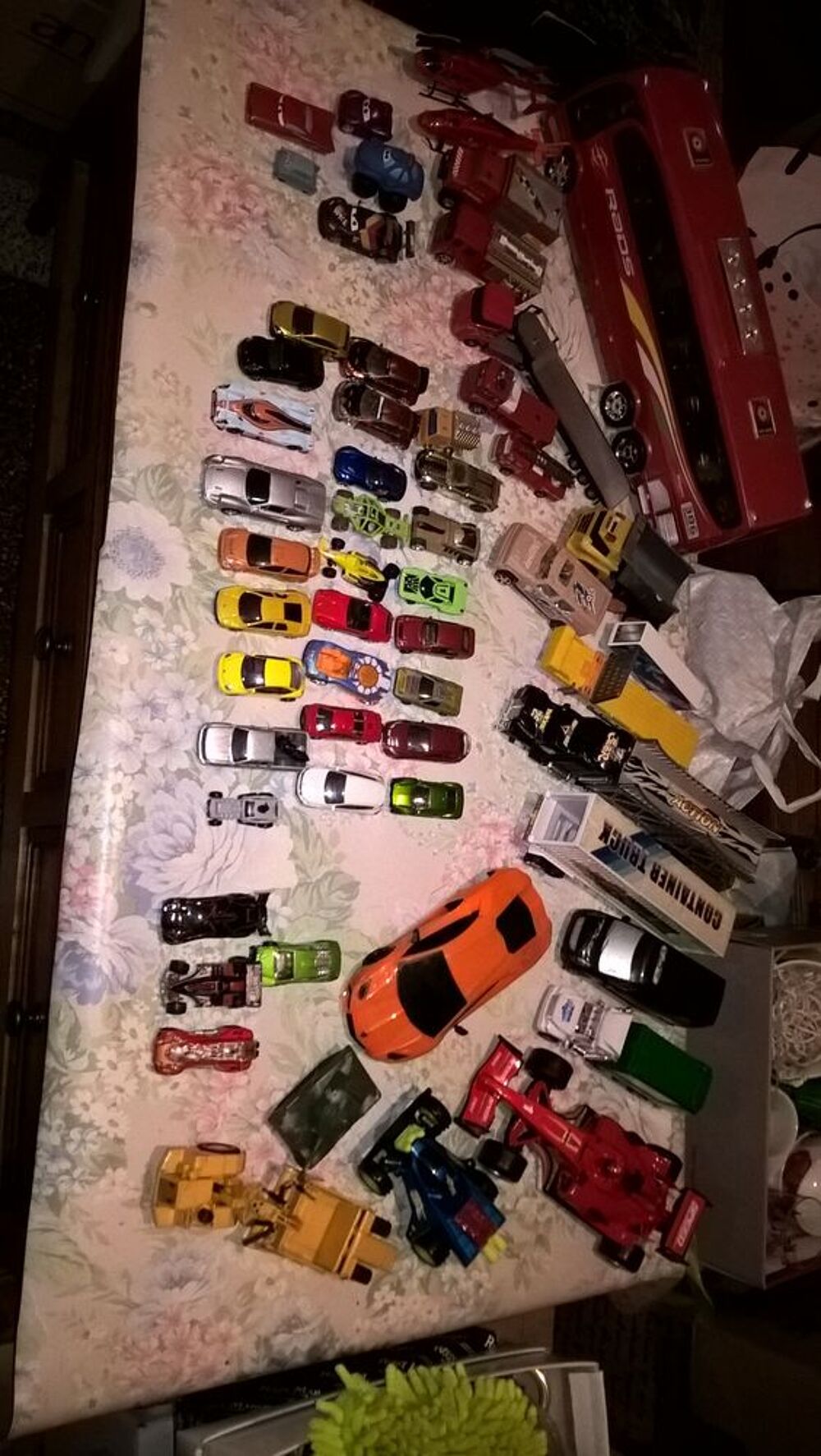 Voitures/camions miniatures. 