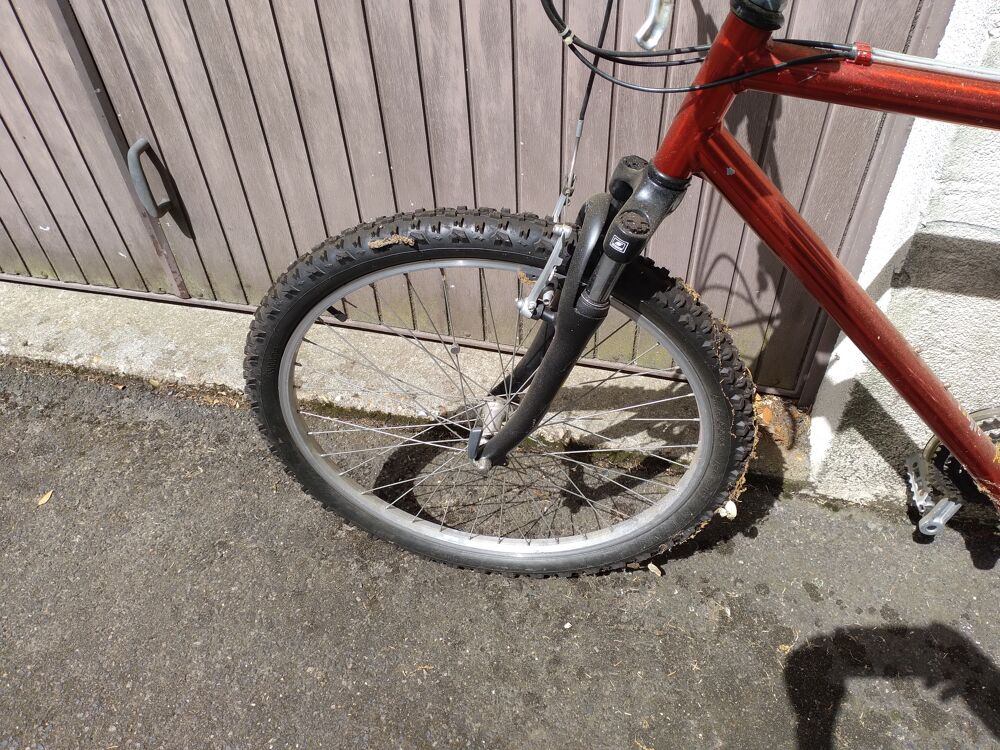 VTT descente cha&icirc;ne
roues
pneux
fourche
neufs Vélos