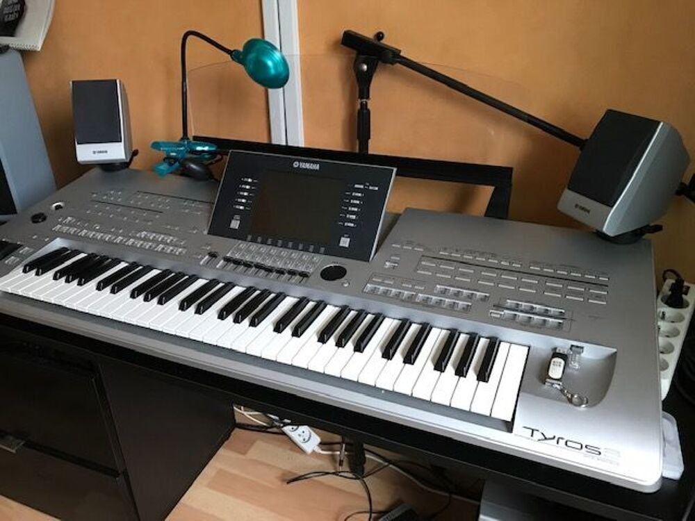Yamaha TYROS 3 avec caisson de basse et 2 enceintes st&eacute;r&eacute;o Instruments de musique