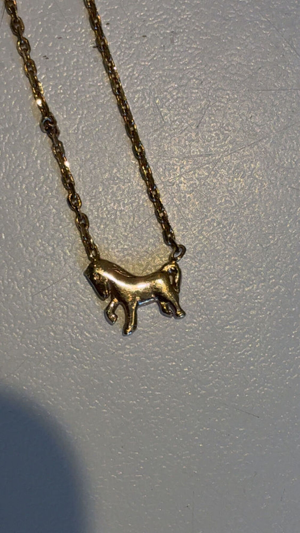 collier avec un cheval en plaqu&eacute; or Bijoux et montres