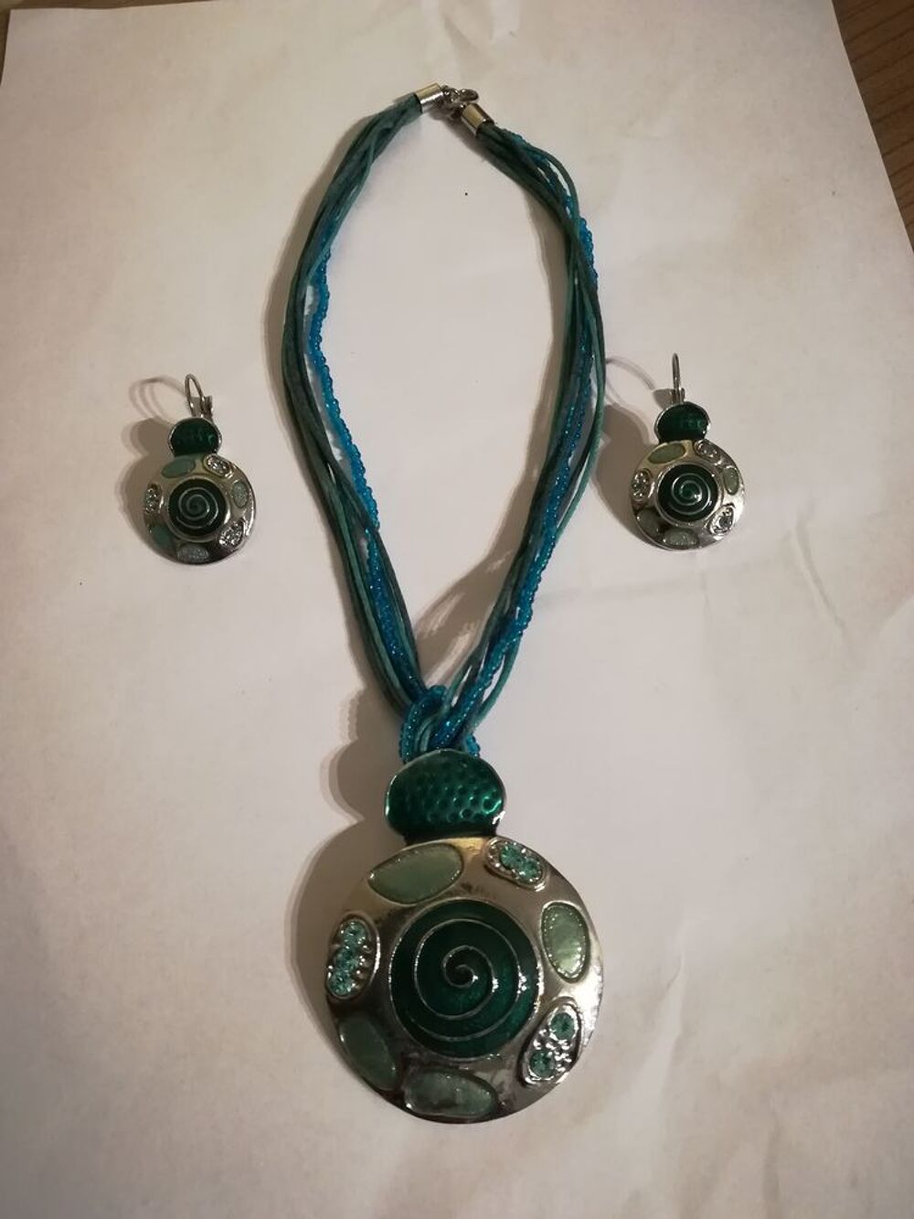 COLLIER FANTAISIE bleu/vert en corde avec pendentif,boucles Bijoux et montres