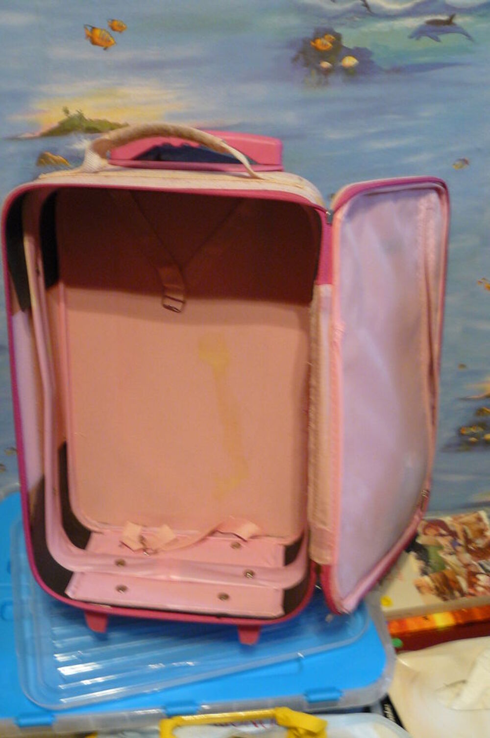 Valise rose &agrave; motifs pour enfant avec roulettes Maroquinerie