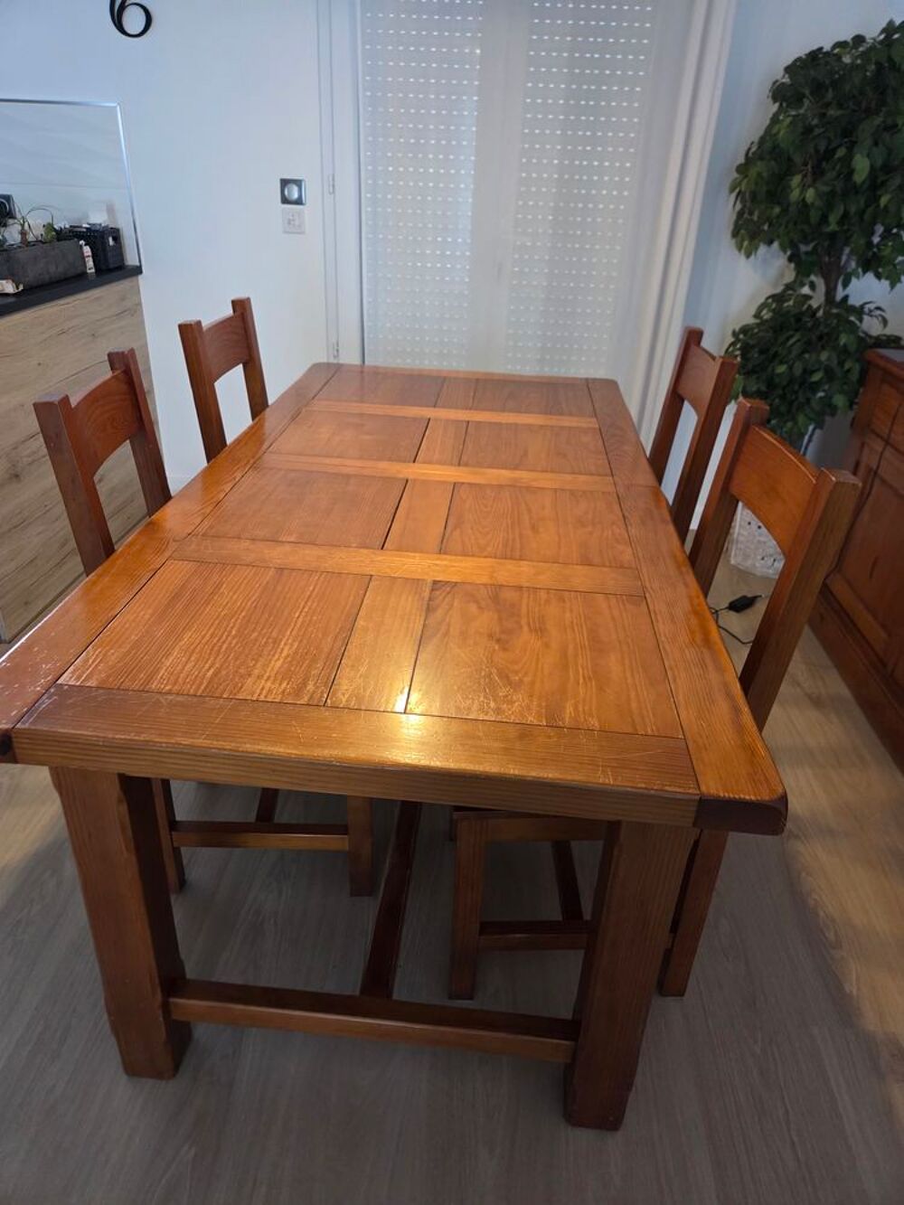 table pin massif et 4 chaises Meubles