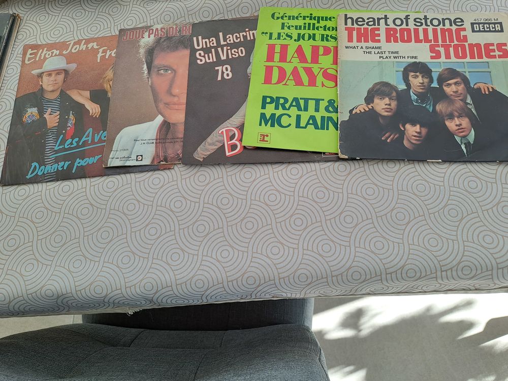 lots d'une centaine de disques des ann&eacute;es 60-70 CD et vinyles