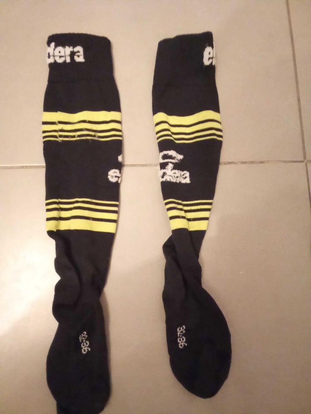 SHORT ET CHAUSSETTES NOIR ET JAUNE DE " MARQUE ELDERA" . Vêtements enfants