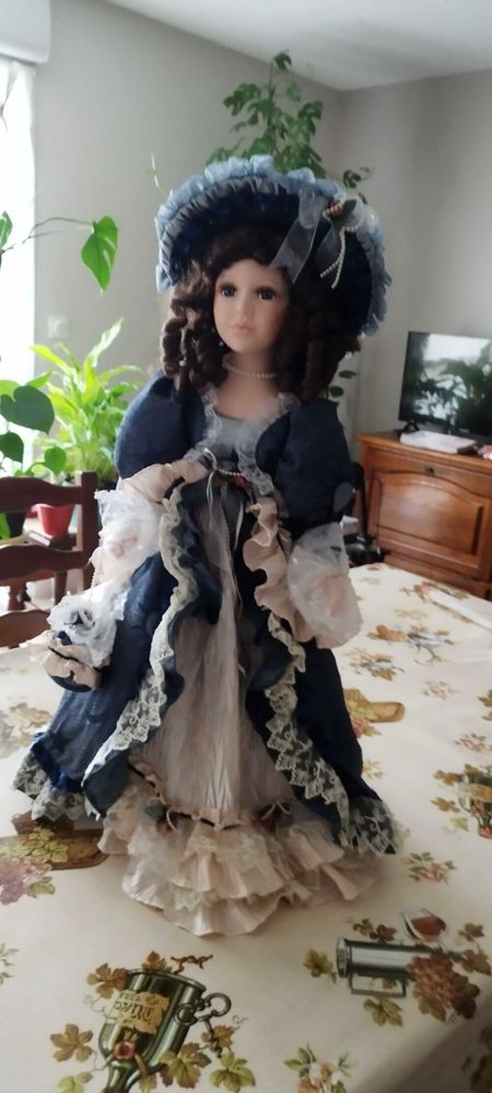 Poup&eacute;e de Collection en porcelaine. 