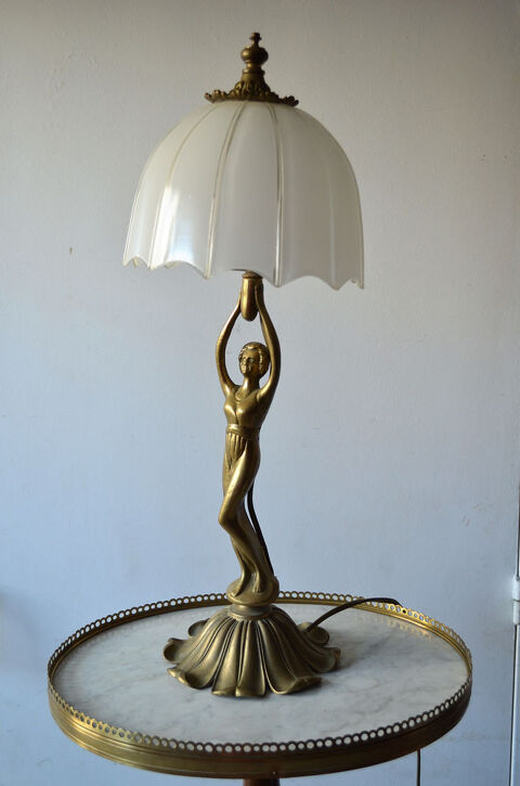 Lampe Art déco  Femme En Bronze 430 Pantin (93)