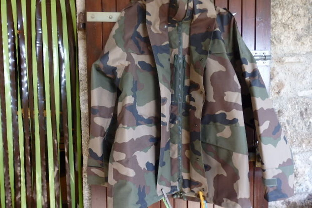 PARKA EN GOROTEX COULEUR CAMO. Vêtements