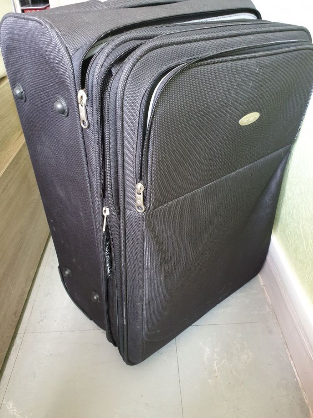 d une valise samsonite Meubles