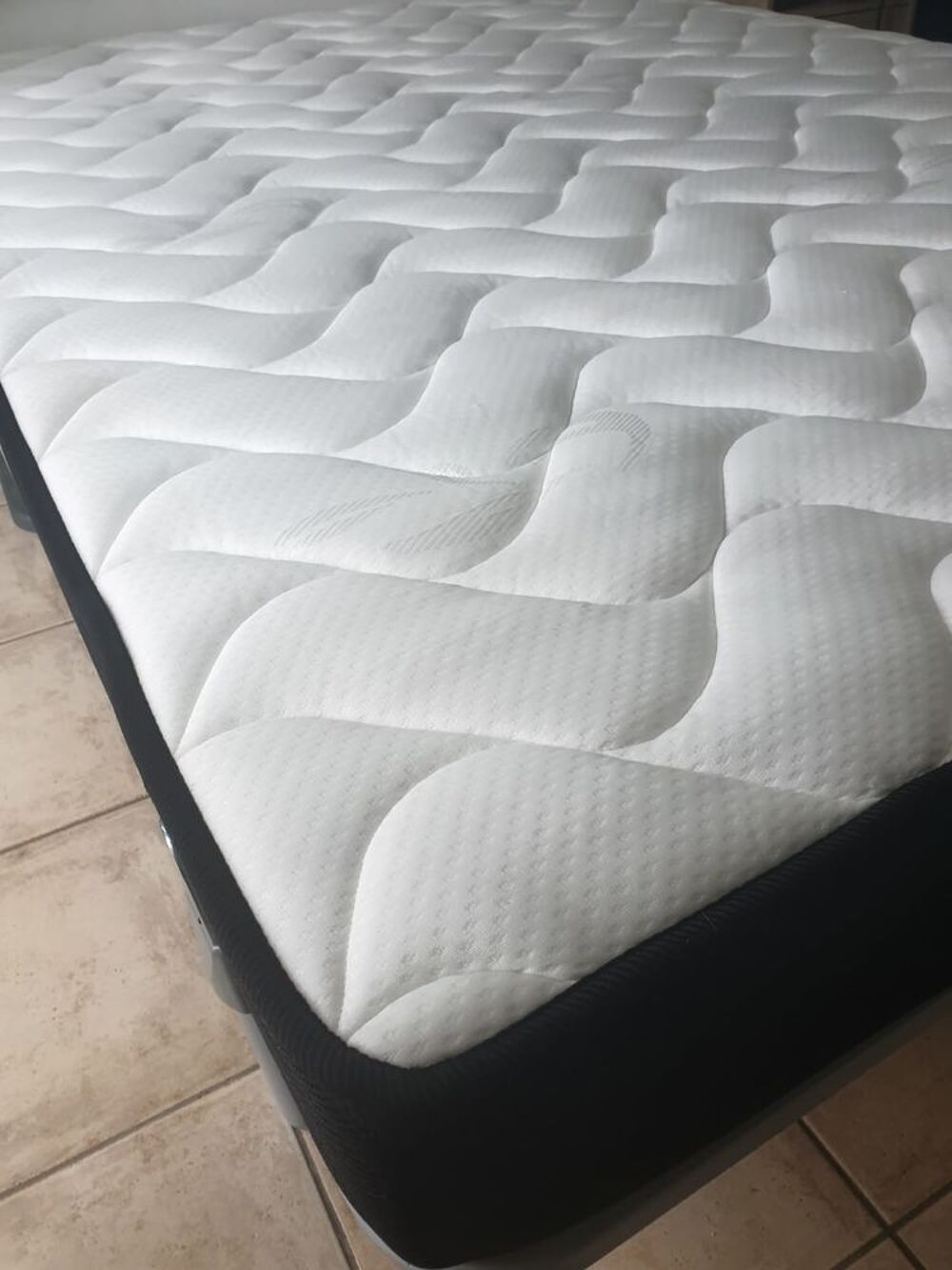Lit complet (sommier, matelas, pieds) Meubles