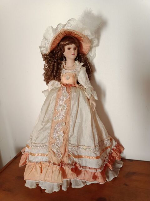 Poupée porcelaine avec robe saumon-écru 10 Oroux (79)