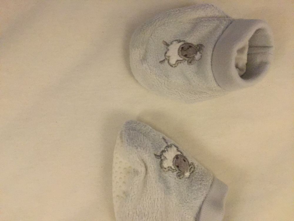 1 bonnet et des chaussons 1 mois 3€ Puériculture
