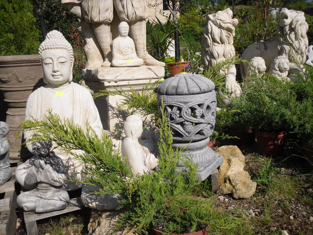 STATUES DE JARDIN / PHOTINIA 7,50 e / POTERIES , FONTAINES Jardin