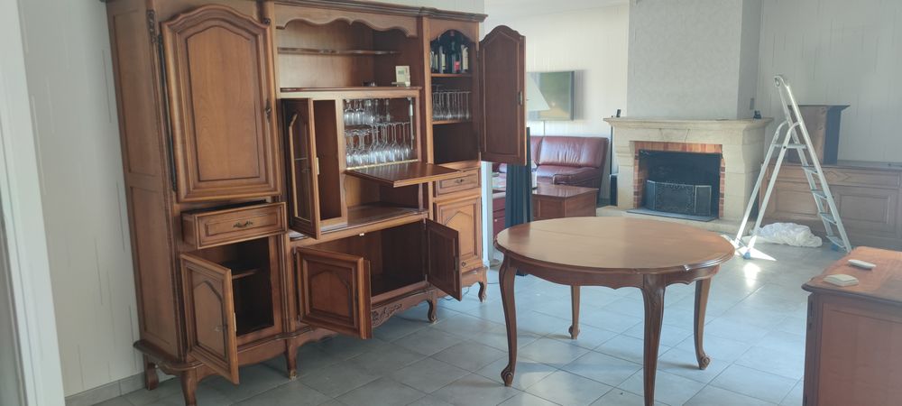 Salle &agrave; manger
Meubles