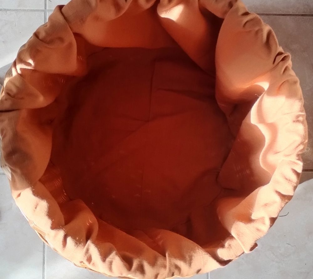 Grande pani&egrave;re en osier ou coffre &agrave; linge avec couvercle Décoration