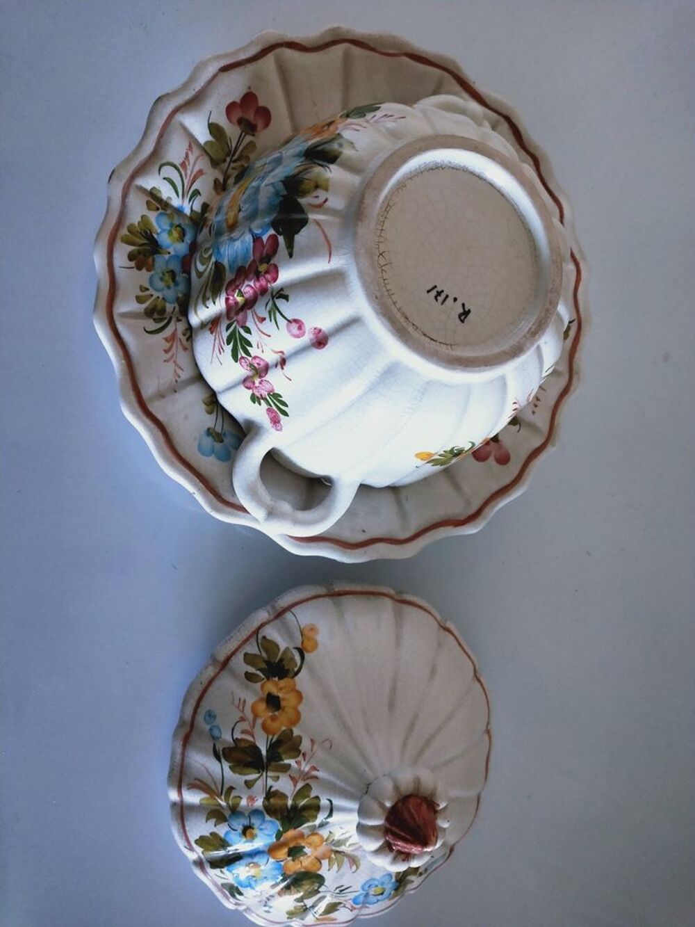 Pot avec couvercle sur assiette Cuisine
