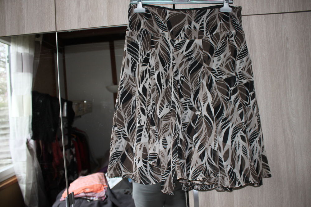 Jupe Camaieu &agrave; volants motifs feuilles marron beige taille 4 Vêtements