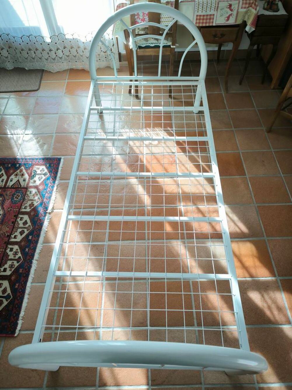 lit blanc en fer et son matelas
(90cm) Meubles