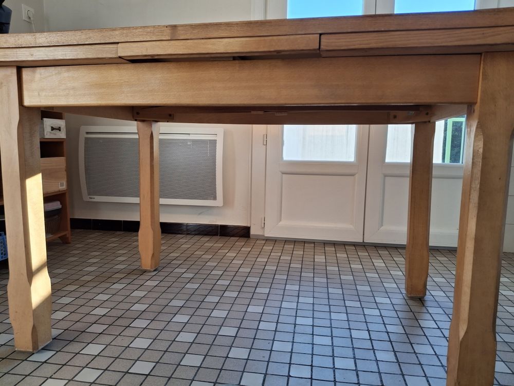 Table h&ecirc;tre bois massif avec 2 rallonges Meubles