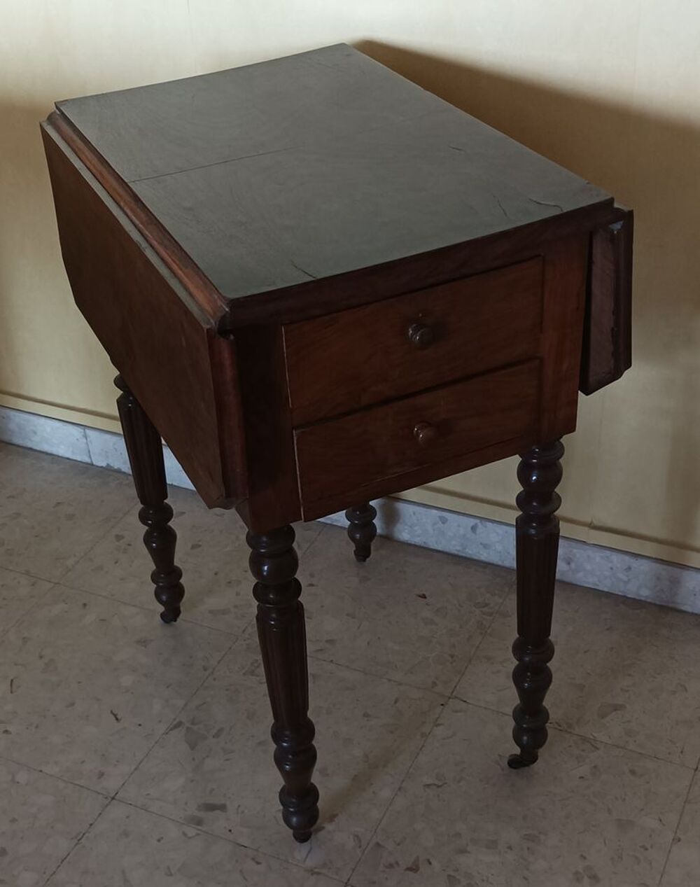 Original et rare. Tr&egrave;s jolie petite table de service pliable Meubles