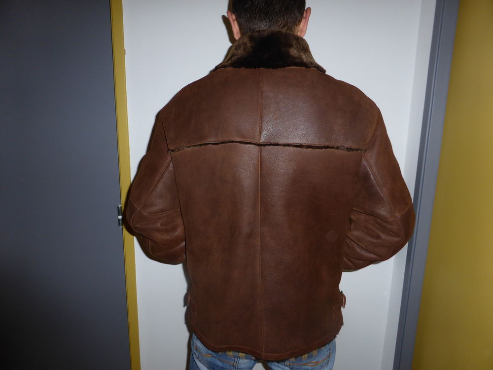Tr&egrave;s beau blouson en mouton retourn&eacute; V�tements